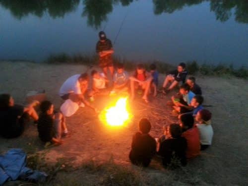 feu de bois en colonie de vacances pêche dans l'Hérault