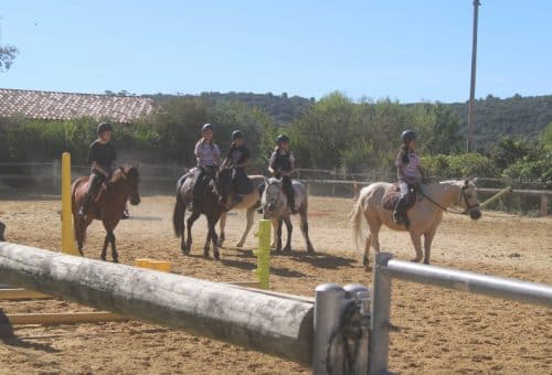 Groupe d'enfant pratique de l'équitation centre de vacances