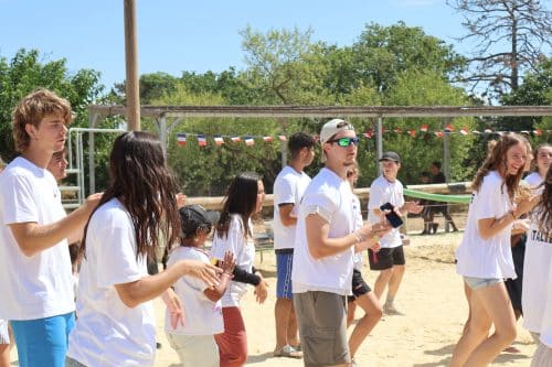 animateurs et enfants dansant, humeur joyeuse, ambiance
