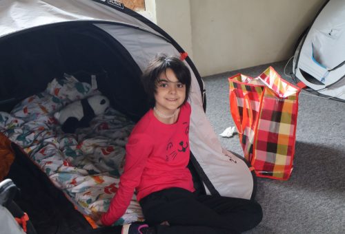 enfant dans une tente