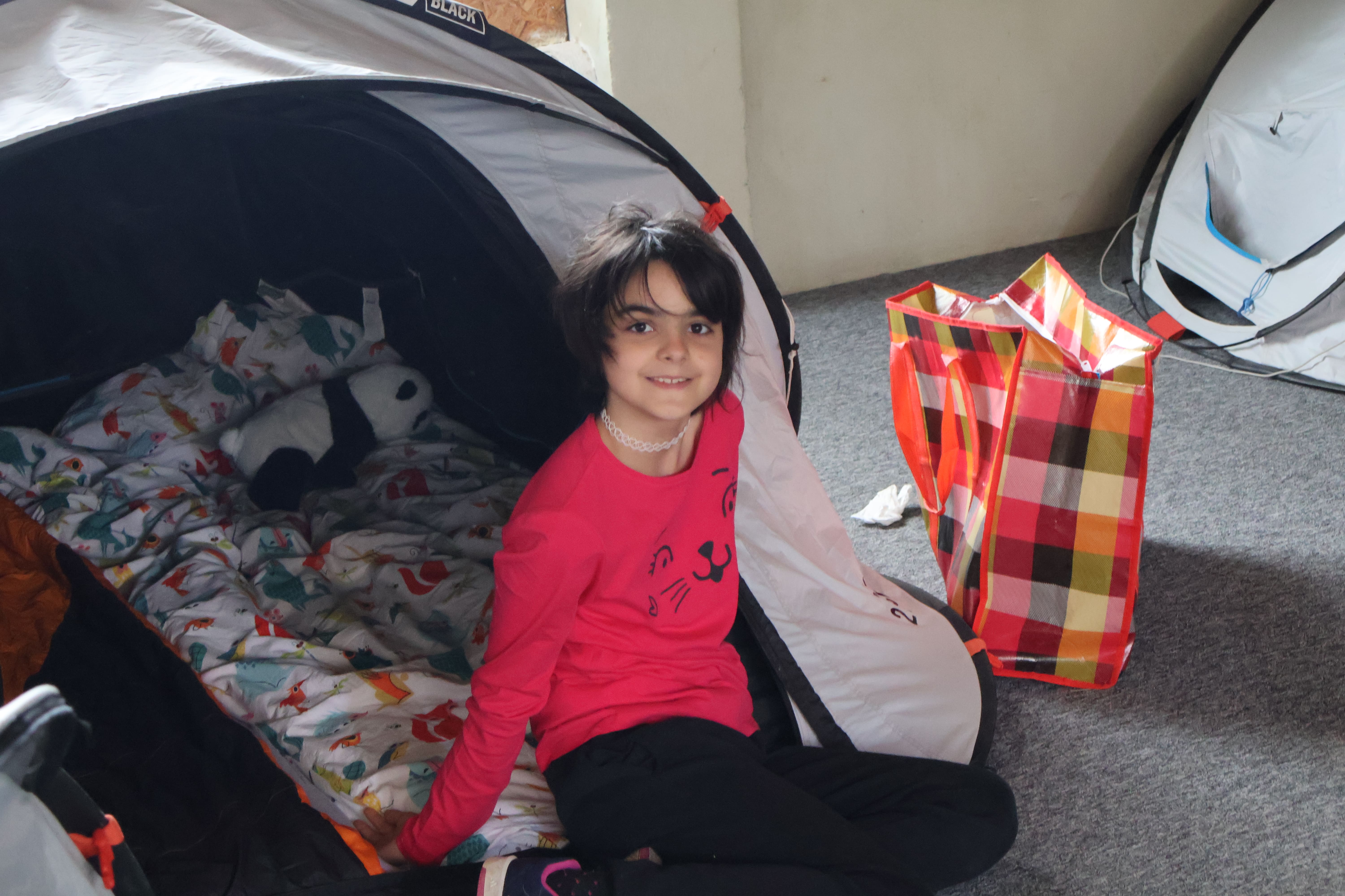 enfant dans une tente