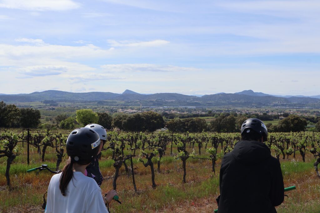 ados en pleine activité trottinette électrique