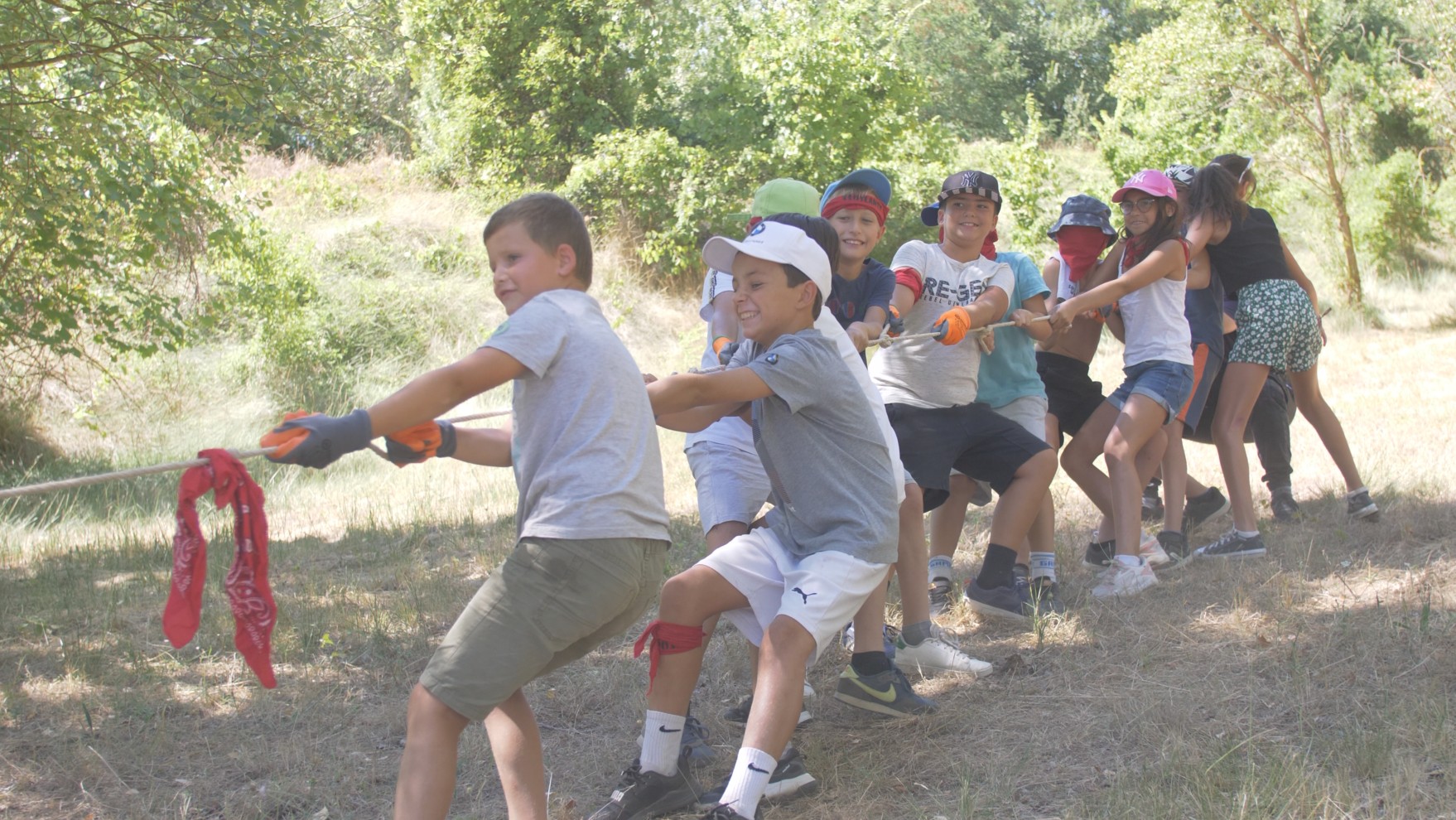 enfants tir à la corde en plein air