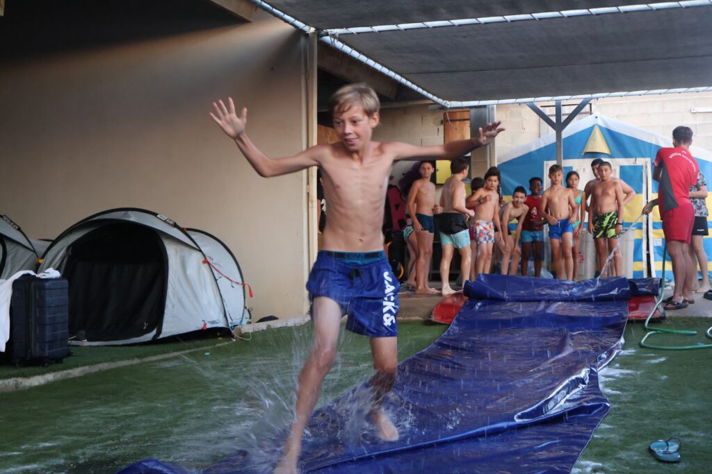 ventre et glisse sur le camp
